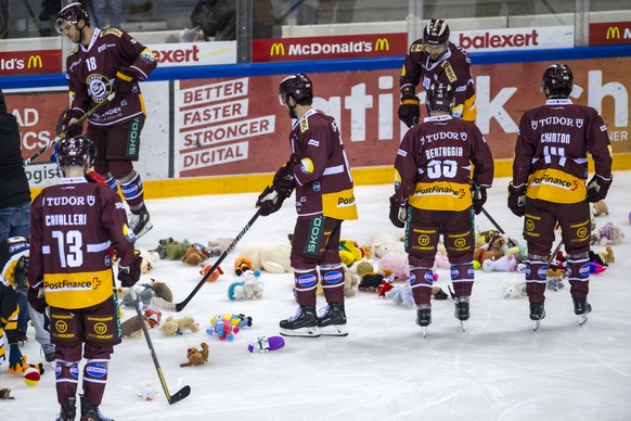 Les joueurs genevois, ramassent des peluches sur la glace des Vernets qui ont ete lancees par les spectateurs, cette operation Peluche est en faveur de l&#039;hopital des enfants des HUG, les spectate ...