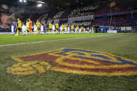 Die Mannschaften betreten das Feld vor dem Halbfinale des Schweizer Fussball Cups zwischen dem FC Basel 1893 und dem BSC Young Boys im Stadion St. Jakob-Park in Basel, am Dienstag, 4. April 2023. (KEY ...