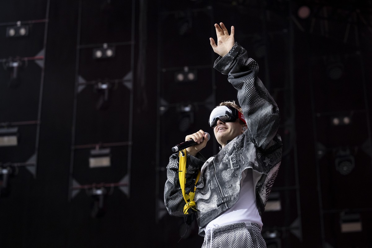 epa12241808 German rapper August Jean Diederich also known as Ski Aggu performs on the Main Stage at the 42nd edition of the Gurtenfestival in Bern, Switzerland, 16 July 2025. The open air music festi ...