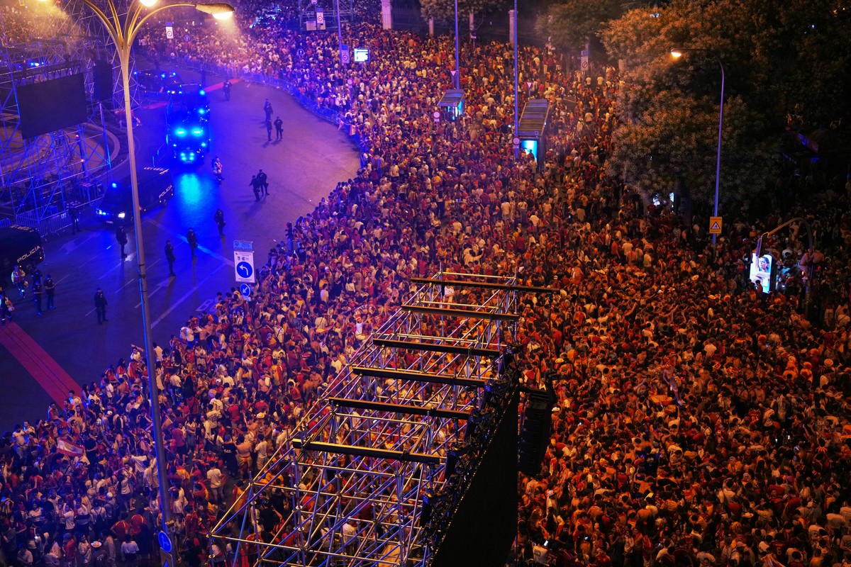 Spanish fans celebrate in central Madrid after Spain defeated Argentina in the World Cup final soccer match in East Rutherford, N.J., near New York, Sunday, July 19, 2026. (AP Photo/Manu Fernandez)
AP ...