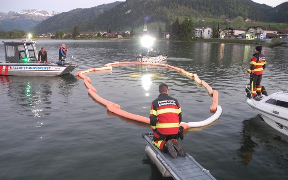 Auto rollt von Parkplatz in Gross SZ in den Sihlsee und versinkt