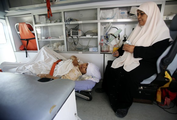 Eine palästinensische Frau wird in einer Ambulanz zur medizinischen Versorgung in ein Spital gefahren.