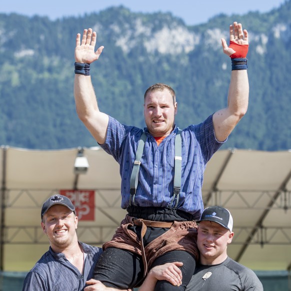 Joel Wicki feiert seinen Festsieg nach dem Schlussgang gegen Reto Noetzli beim 115. Innerschweizer Schwing- und Alplerfest vom Sonntag, 3. Juli 2022 in Ennetbuergen im Kanton Nidwalden. (KEYSTONE/Urs  ...