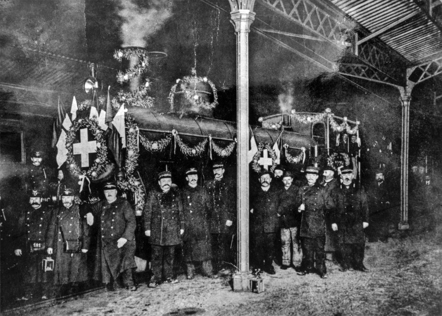 SCHWEIZ BAHN SBB 1902
Bahnpersonal vor dem ersten Zug der neu gegruendeten Schweizerischen Bundesbahnen SBB in Bern am 1. Januar 1902. (KEYSTONE/PHOTOPRESS-ARCHIV/Str)