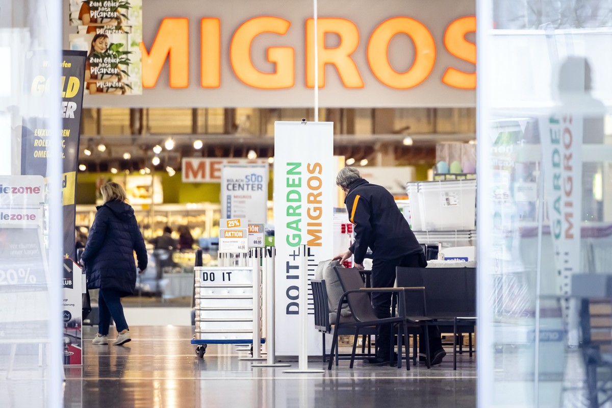 KEYPIX - Glastueren schliessen sich vor dem Logo einer Do it + Garden Filiale, aufgenommen am Dienstag, 25. Februar 2025 in Buelach. Die Migros setzt ihre Konzentration aufs Kerngeschaeft fort. Der De ...