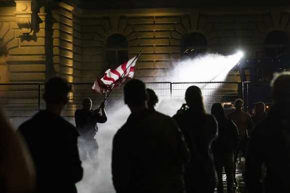 Die Polizei setzt den Wasserwerfer gegen die Demonstranten auf dem Bundesplatz ein, waehrend einer Demonstration gegen die Massnahmen im Zusammenhang mit dem Coronavirus, am Donnerstag, 16. September  ...