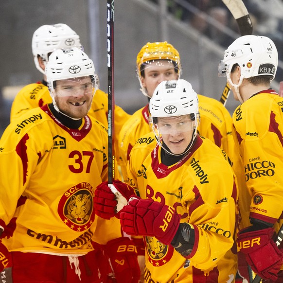 Langnau&#039;s Sean Malone, goal scorer Harri Pesonen and Vili Saarijaervi, from left, celebrate the 0-1 during the National League regular season game between the HC Ambri Piotta and the SCL Tigers a ...