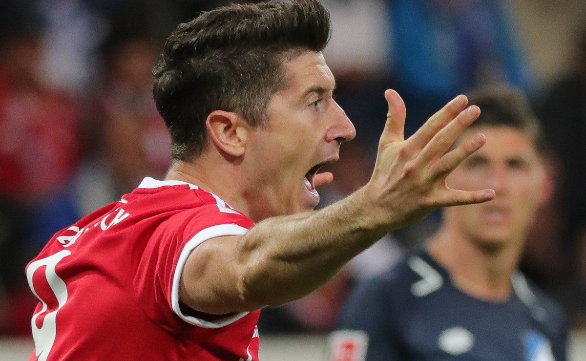 epa06194677 Bayern's Robert Lewandowski reacts during the German Bundesliga soccer match between TSG 1899 Hoffenheim and FC Bayern Munich in Sinsheim, Germany, 09 September 2017. EPA/ARMANDO BABA ...