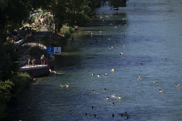 Menschen geniessen an einem Hitzetag die Sonne und schwimmen in der Aare im Marzili, am Donnerstag, 18. Juni 2026 in Bern. Seit Donnerstag gibt der Bund Hitzewarnungen der Stufen 3 und 4 heraus. Diese ...