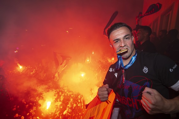 Xherdan Shaqiri vom FC Basel 1893 feiert mit seiner Medaille fuer den Meistertitel, auf dem Balkon des Restaurants PapaJoe&#039;s bei der offiziellen Meisterfeier, auf dem Barfuesserplatz in Basel, am ...