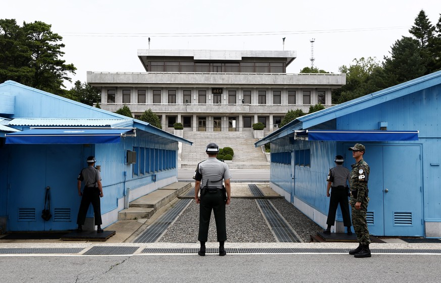 epa04856131 South Korean soldiers stand guard at the military demarcation line in the Demilitarized Zone (DMZ) in the border village of Panmunjom, South Korea, July 22, 2015. North Korea is believed to...