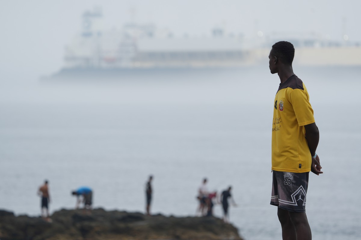 Migrants stand at El Trampolín beach in the Spanish exclave of Ceuta, Wednesday, Sept. 2, 2026. (AP Photo/Francis González)
Spain Ceuta