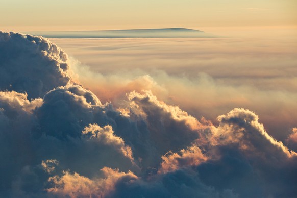 Luftaufnahme der Holuhraun-Wolke vom 10. Oktober 2014: Im Hintergrund ist der Ausläufer des Gletschers Vatnajökull zu sehen, unter dem der Bardarbunga liegt.&nbsp;