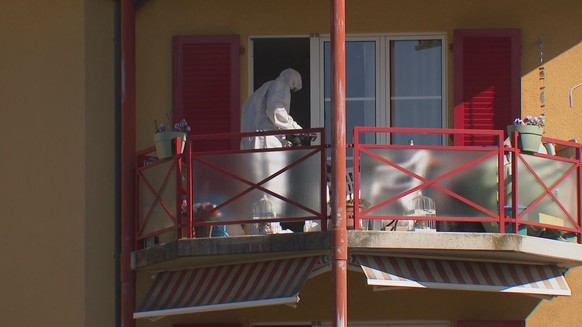 Ein Forensiker untersucht den Balkon.