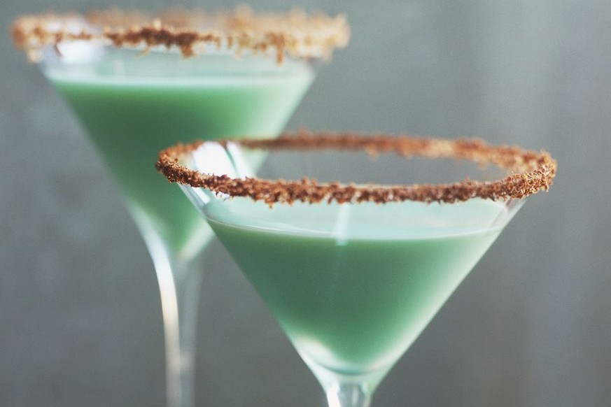 grasshopper cocktail retro drinks alkohol trinken https://www.thespruce.com/grasshopper-cocktail-recipe-759305