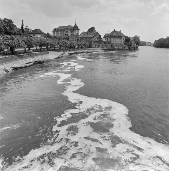 Gewaesserverschmutzung in der Aare bei Aarburg, aufgenommen am 5. Juni 1968. (KEYSTONE/PHOTOPRESS-ARCHIV/Walter Keller)