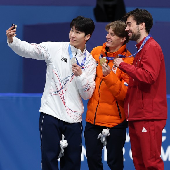 epa12741108 (L-R) Silver medalist Daeheon Hwang of South Korea, gold medalist Jens van 'T Wout of Netherlands, bronze medalist Roberts Kruzbergs of Latvia celerbate on the podium after winning th ...