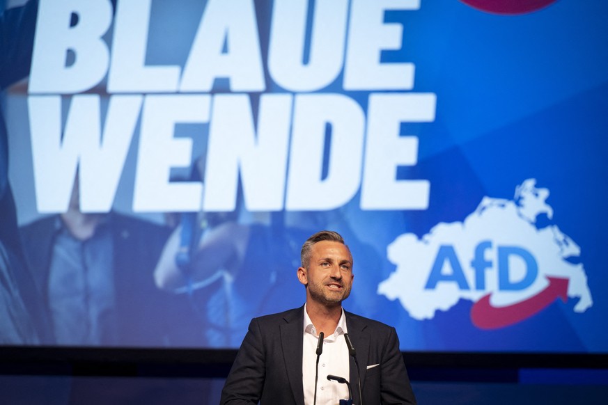 KEYPIX - 18.09.2026, Mecklenburg-Vorpommern, Neubrandenburg: Ulrich Siegmund (AfD), Wahlsieger aus Sachsen-Anhalt, spricht bei der Wahlkampf-Abschlussveranstaltung der AfD Mecklenburg-Vorpommern in Ne ...