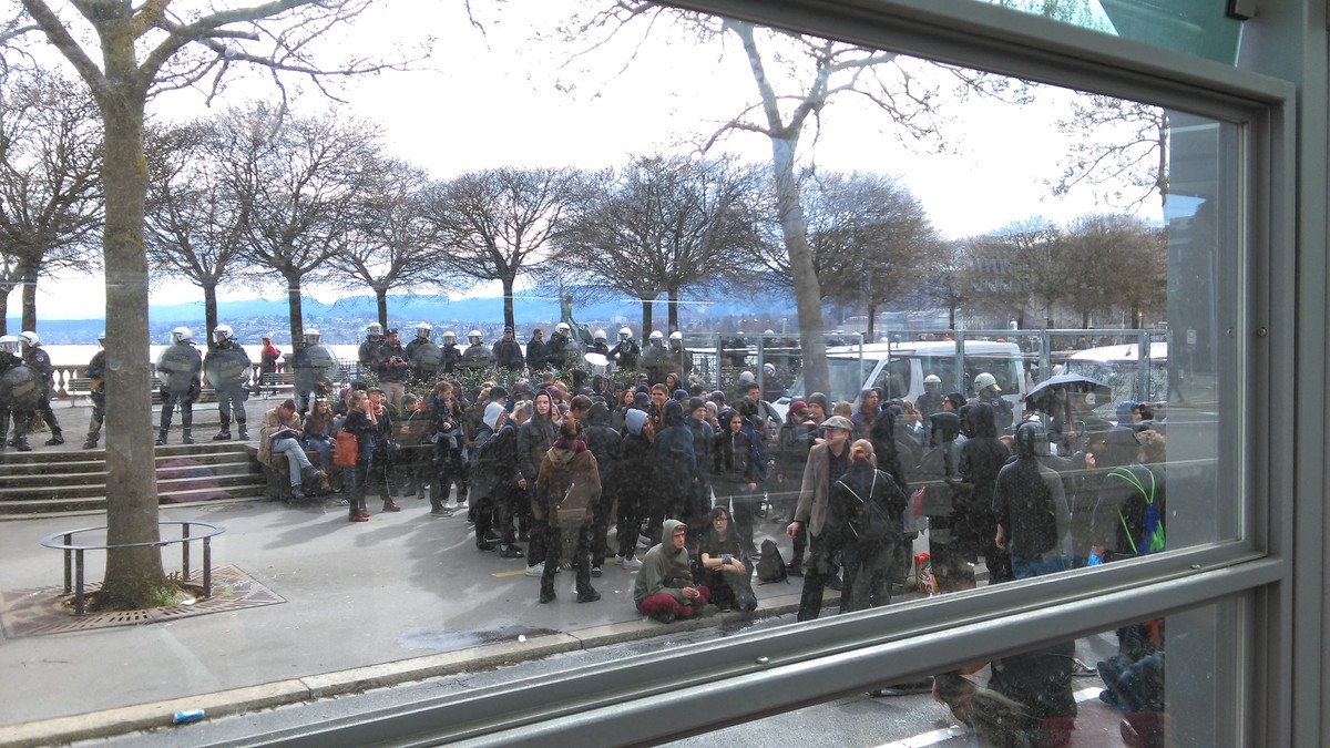 Demonstranten wurden in Seenähe von der Polizei eingekesselt.