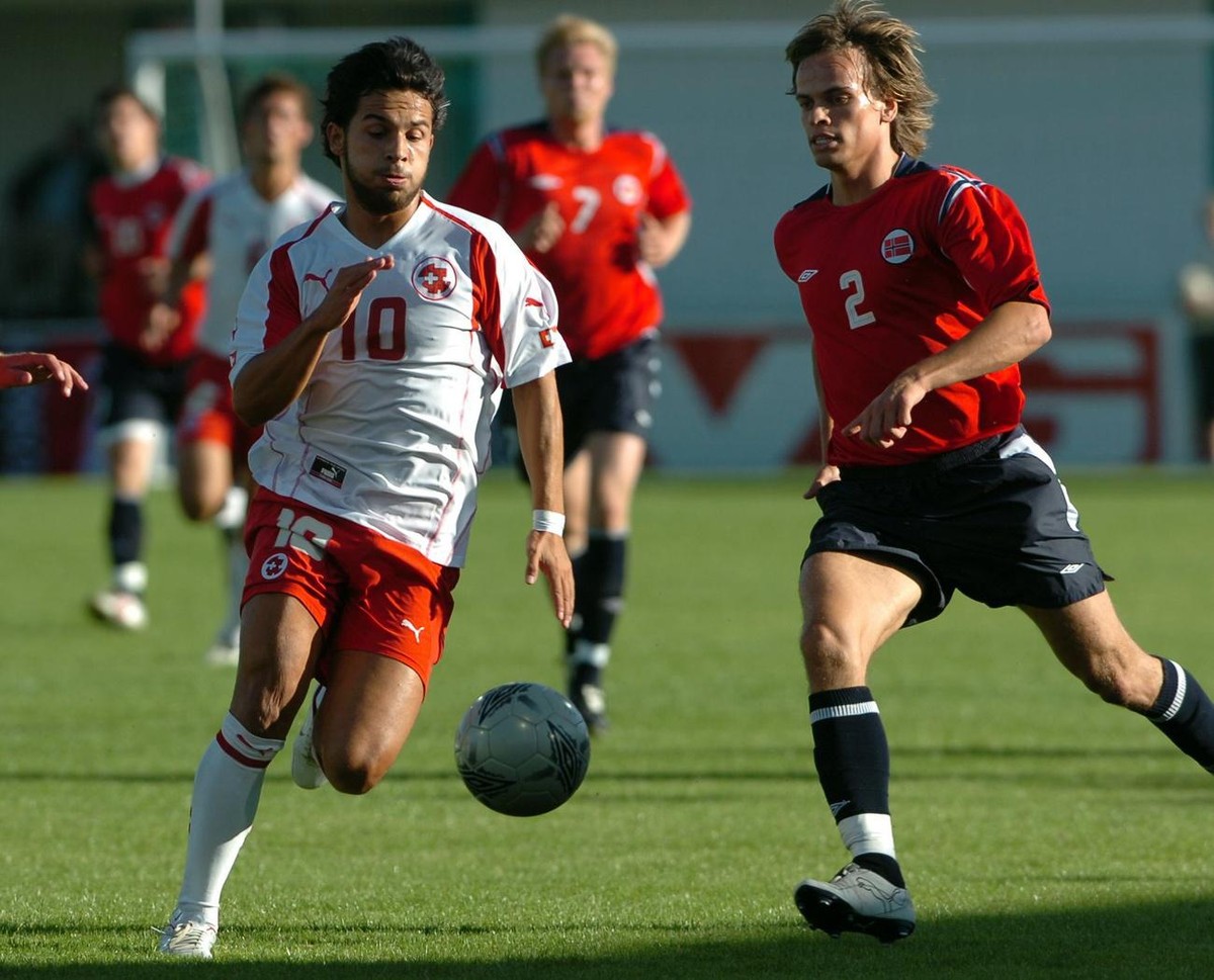 Norway's Lars Kristian Eriksen, right, and Switzerland's Davide Chiumiento, left, fight for the ball during a U21 friendly soccer match in Hamar, Norway, Tuesday, August 16, 2005. (KEYSTONE/ ...