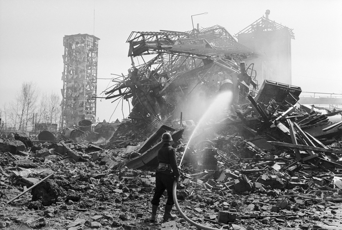 A fireman fighting a fire after the explosion at the Swiss Explosives Factory in Dottikon, taken on 8 April 1969. (KEYSTONE/Str)

Ein Feuerwehrmann beim Loeschen in den Truemmern nach der Explosion in ...
