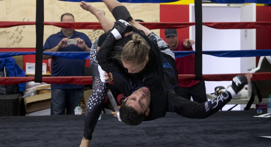 Rousey wirft einen männlichen Sparringspartner auf die Bretter.