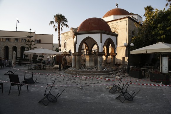 epa06102437 A damaged part of an Ottoman-era mosque is seen following an earthquake on the island of Kos, Greece, 21 July 2017. Two earthquake-related fatalities were reported on the island of Kos in  ...