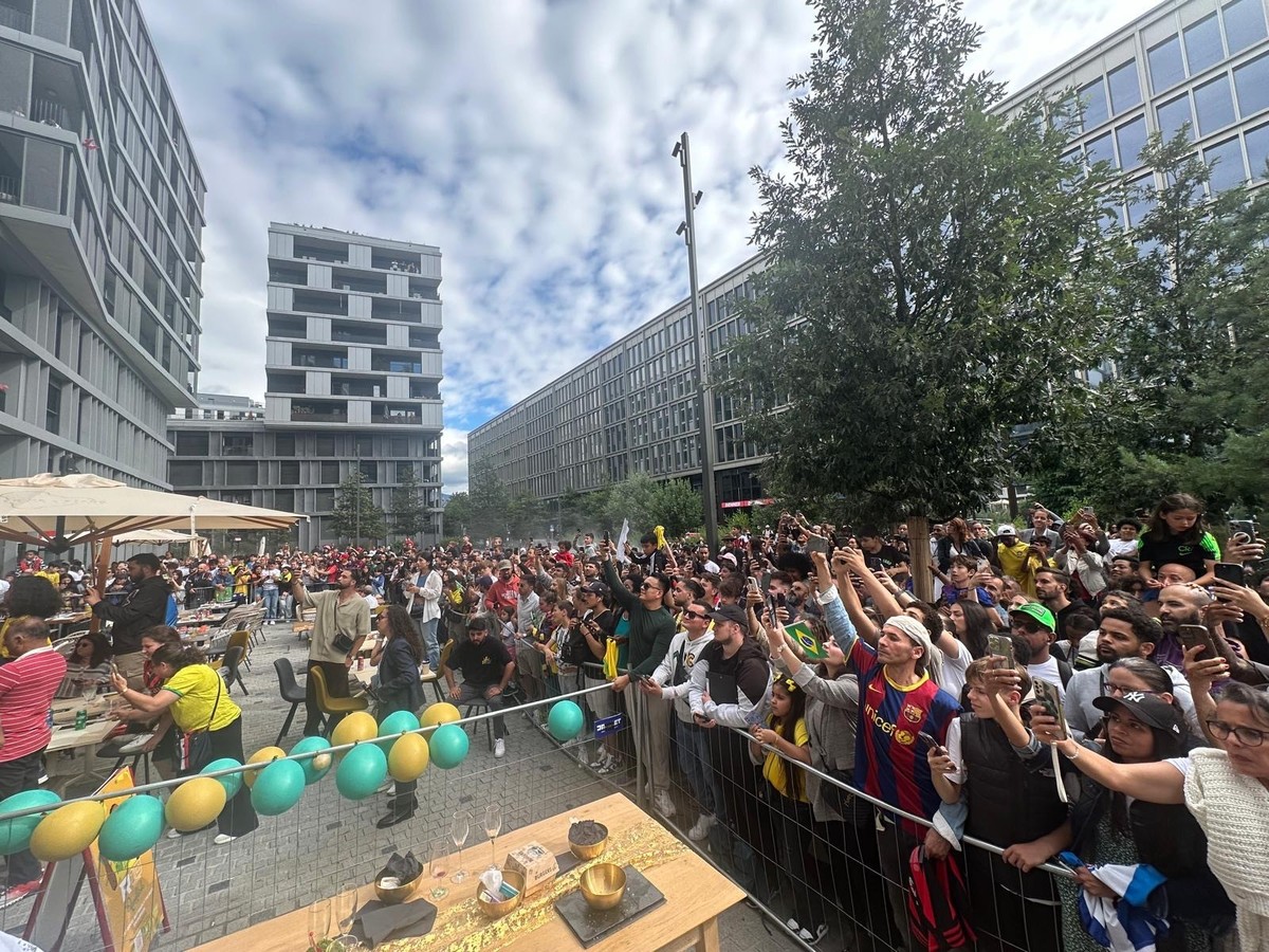Des centaines de milliers fans trépignaient dimanche après-midi dans l'attendre de Ronaldinho.