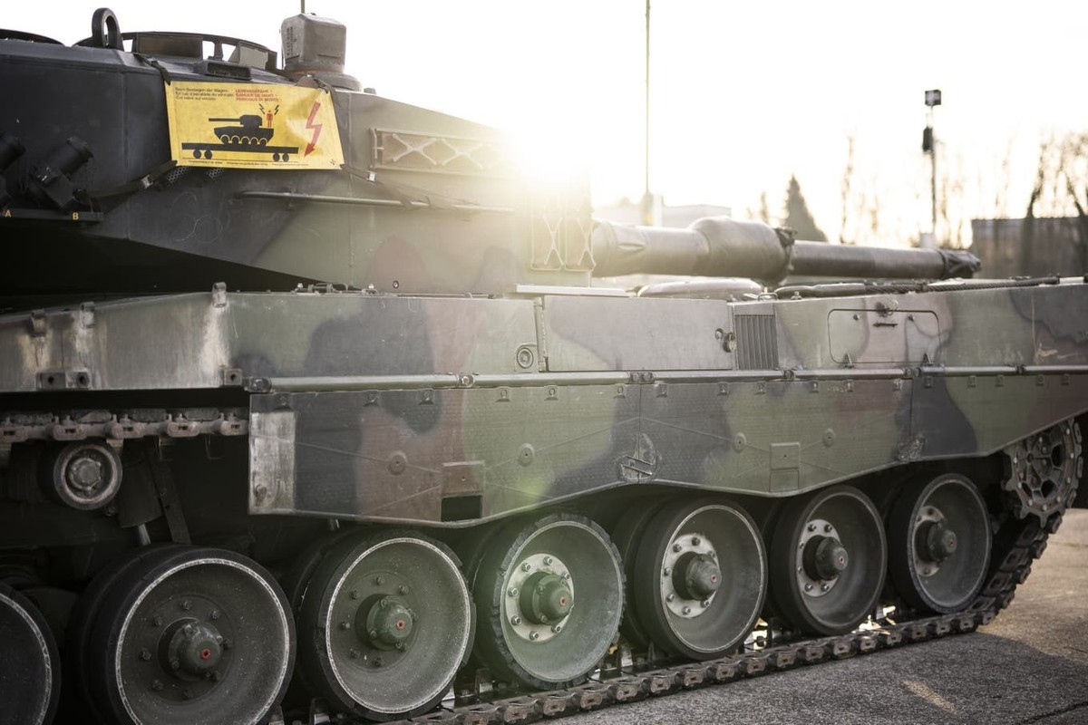 Les chars Léopard de l'armée suisse seront prêts à être chargés sur un train fin janvier 2024. Auparavant, la Suisse avait vendu 25 de ces chars au groupe d'armement allemand Rheinmetall.