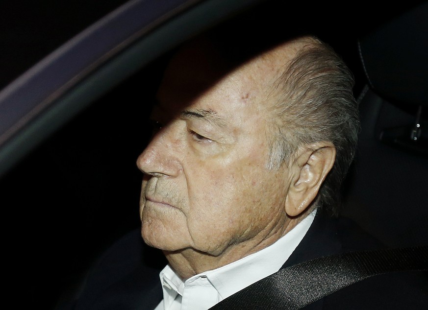 Sepp Blatter am Dienstagmorgen auf dem Weg zur Arbeit. Sieht aus, als ahnte er, dass es nicht sein Tag werden würde.