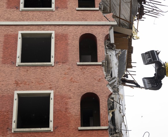 Ein Bagger bodigt ein Mehrfamilienhaus auf einer Baustelle an der Haldenstrasse, aufgneommen am Donnerstag, 31. Maerz 2022 in Zuerich. (KEYSTONE/Ennio Leanza)