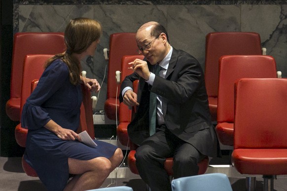 Chinas UN-Botschafter Liu Jieyi am 7. August im eindringlichen Gespräch mit Samantha Power, seinem Gegenstück im Dienste der USA – ja, sie heisst wirklich so!&nbsp;