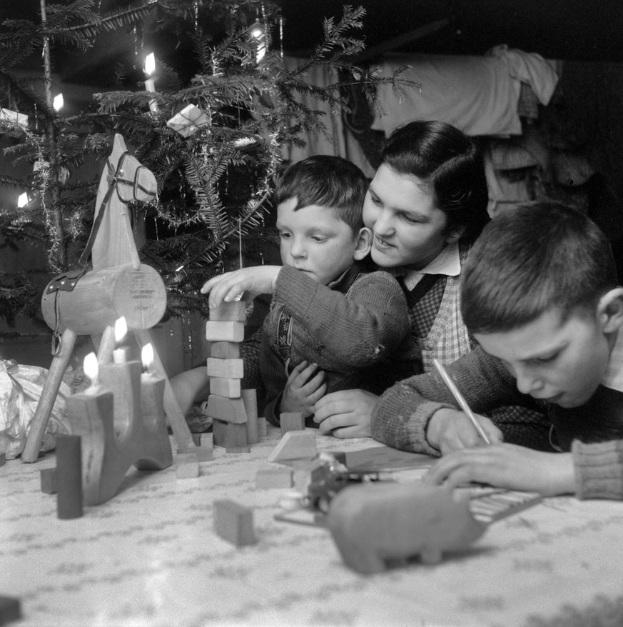 Bei einer Bauerngrossfamilie, wohnhaft in Heiligeland im Westen von Affoltern im Emmental, Kanton Bern, Schweiz, wird am 24. Dezember 1956 Weihnachten gefeiert. Die Kinder spielen am Tisch mit ihren f ...