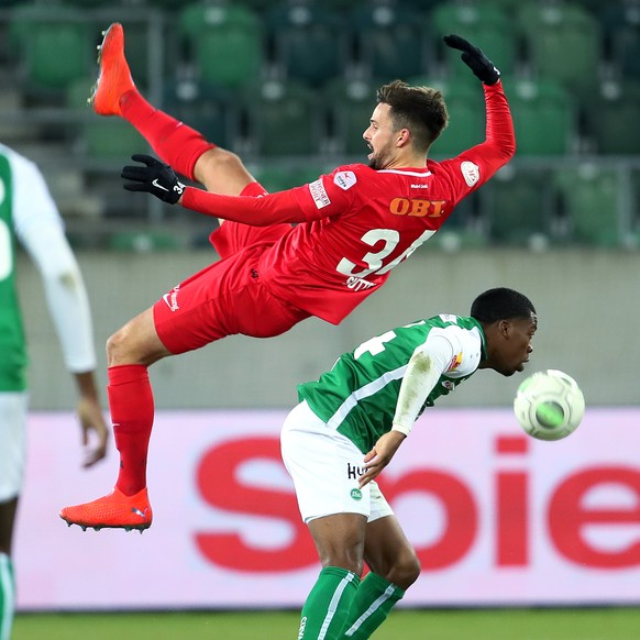 Der Thuner Nicola Sutter, links, macht hier den Abflug gegen den St. Galler Dereck Kutesa, rechts, aufgenommen am Samstag, 16. Februar 2019, beim Fussball Super-League Spiel zwischen dem FC St. Gallen ...