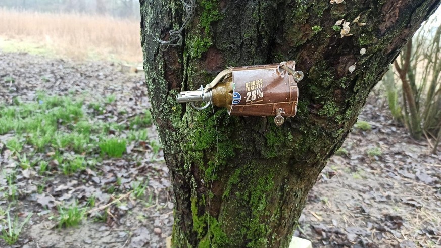 An einem Baum angebrachte Sprengfalle: Im Beschrieb zum Foto steht, «die Besatzer zogen sich aus der Region Kiew zurück, hinterliessen aber viele schreckliche Überraschungen (...)».