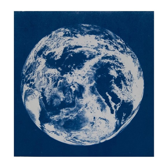 Die Nominierten für den Astronomy Photographer of the Year 2022. Earth Cyanotype by Lynda Laird – Astronomy Photographer of the Year 2022 – Image Innovation