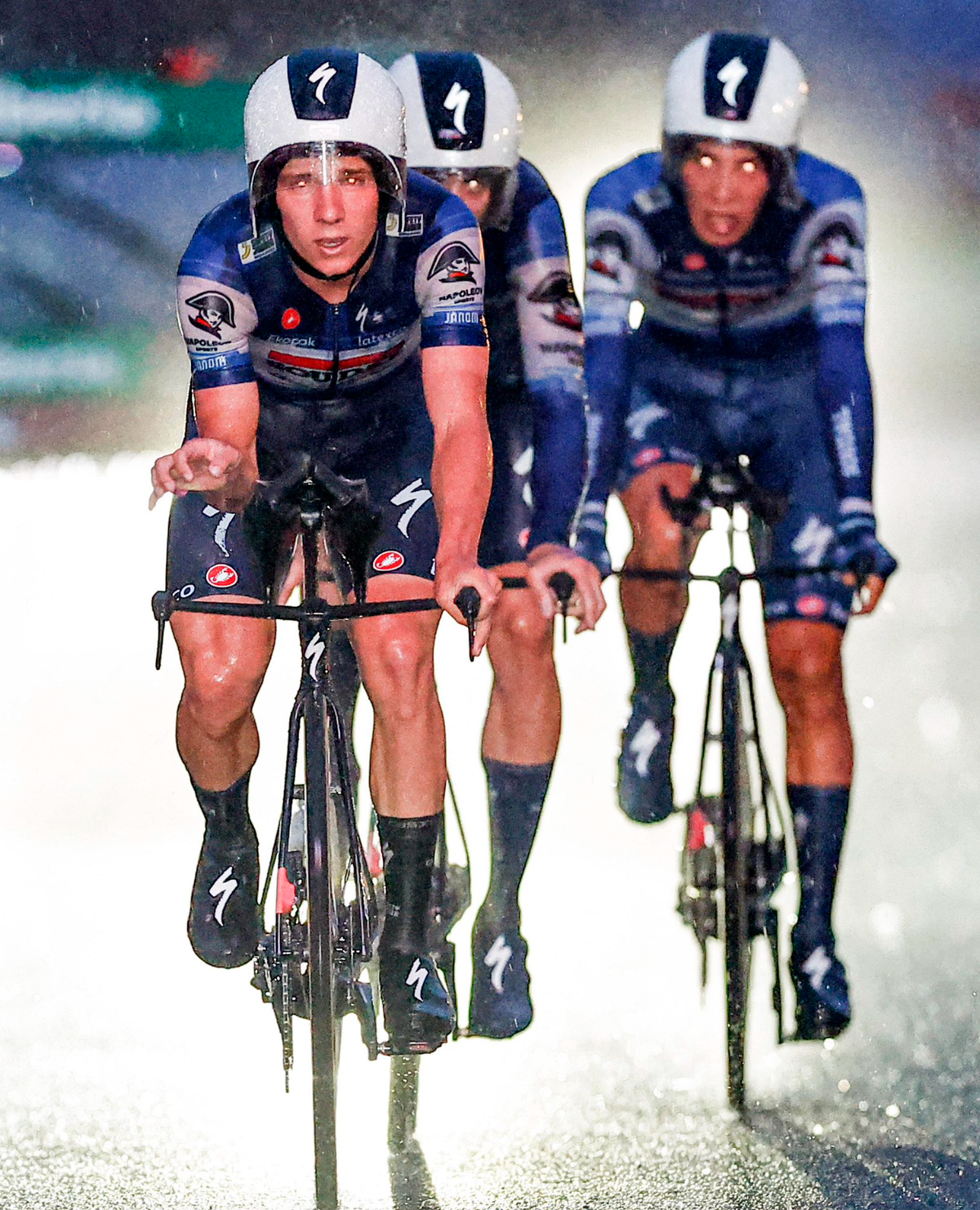 Remco Evenepoel s'est arraché sous la pluie et dans la pénombre catalane.