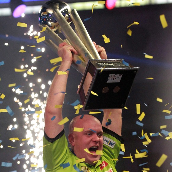 epa05695558 Michael van Gerwen wins the PDC World Darts Championship final between Michael van Gerwen and Gary Anderson 7-3 at the Alexander Palace in London, Britain, 02 January 2017. EPA/SEAN DEMPSE ...