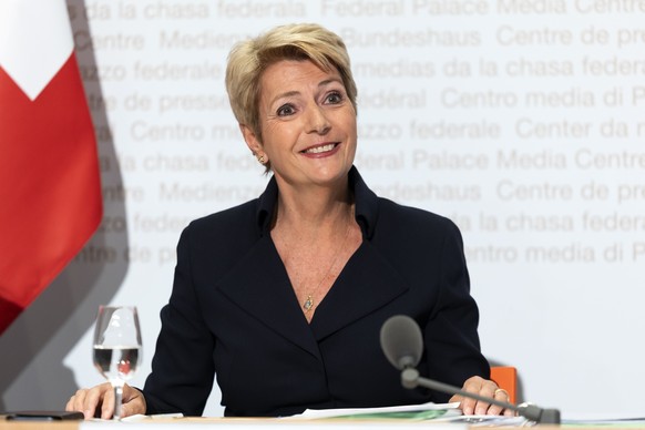 Bundesraetin Karin Keller-Sutter reagiert auf eine Frage waehrend einer Medienkonferenz des Bundesrates zur Aenderung des Bankengesetzes (Eigenkapitalunterlegung auslaendischer Beteiligungen im Stammh ...