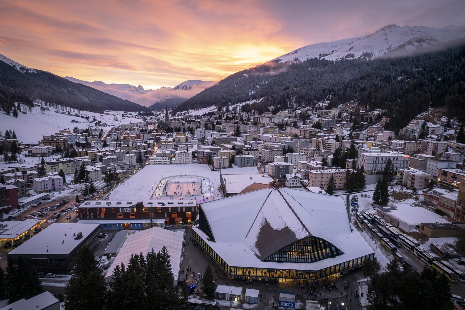 View of the &quot;Eisstadium Davos&quot; during the game between Finland&#039;s IFK Helsinki and Sweden&#039;s Oerebro HK, at the 94th Spengler Cup ice hockey tournament in Davos, Switzerland, Tuesday ...