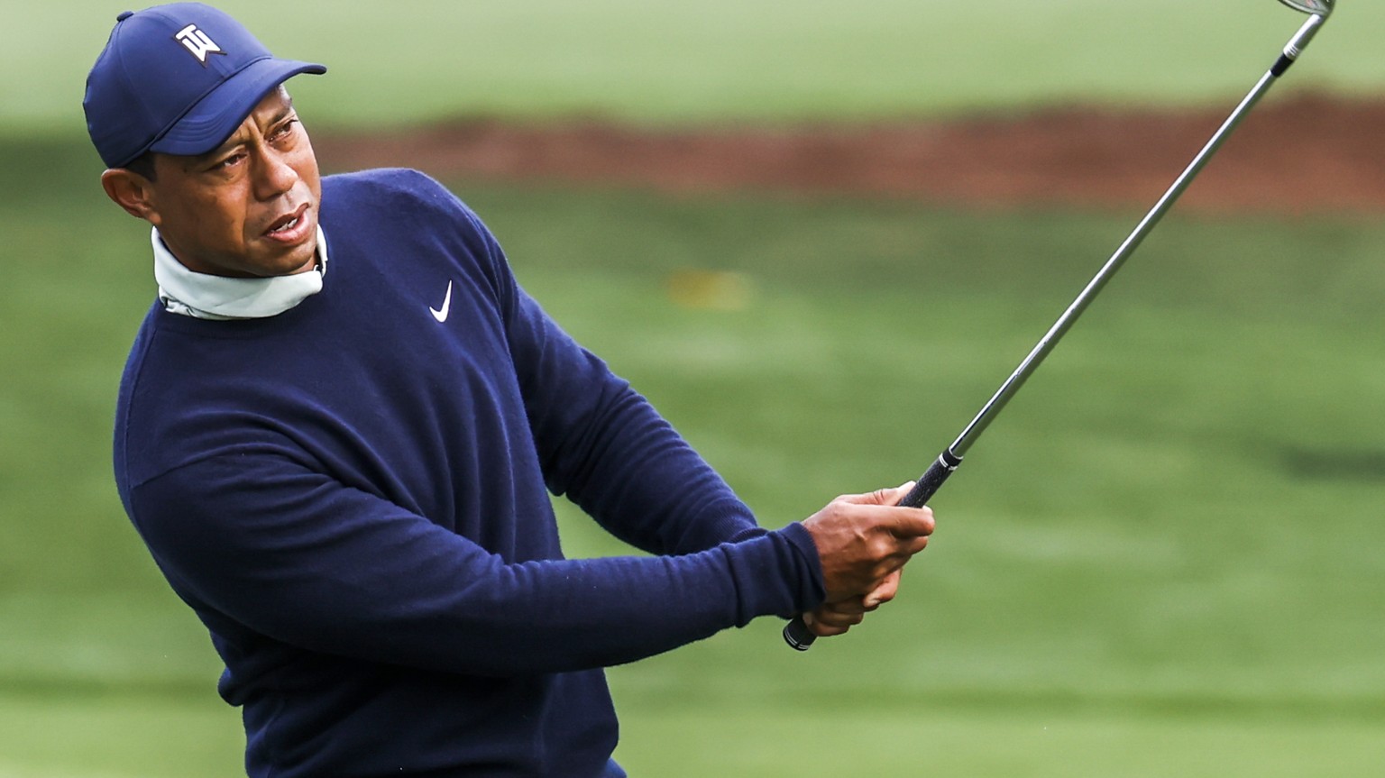 epa09872023 Tiger Woods of the US hits on the chipping green during practice for The Masters golf tournament at the Augusta National Golf Club in Augusta, Georgia, USA, 05 April 2022. Tournament play  ...