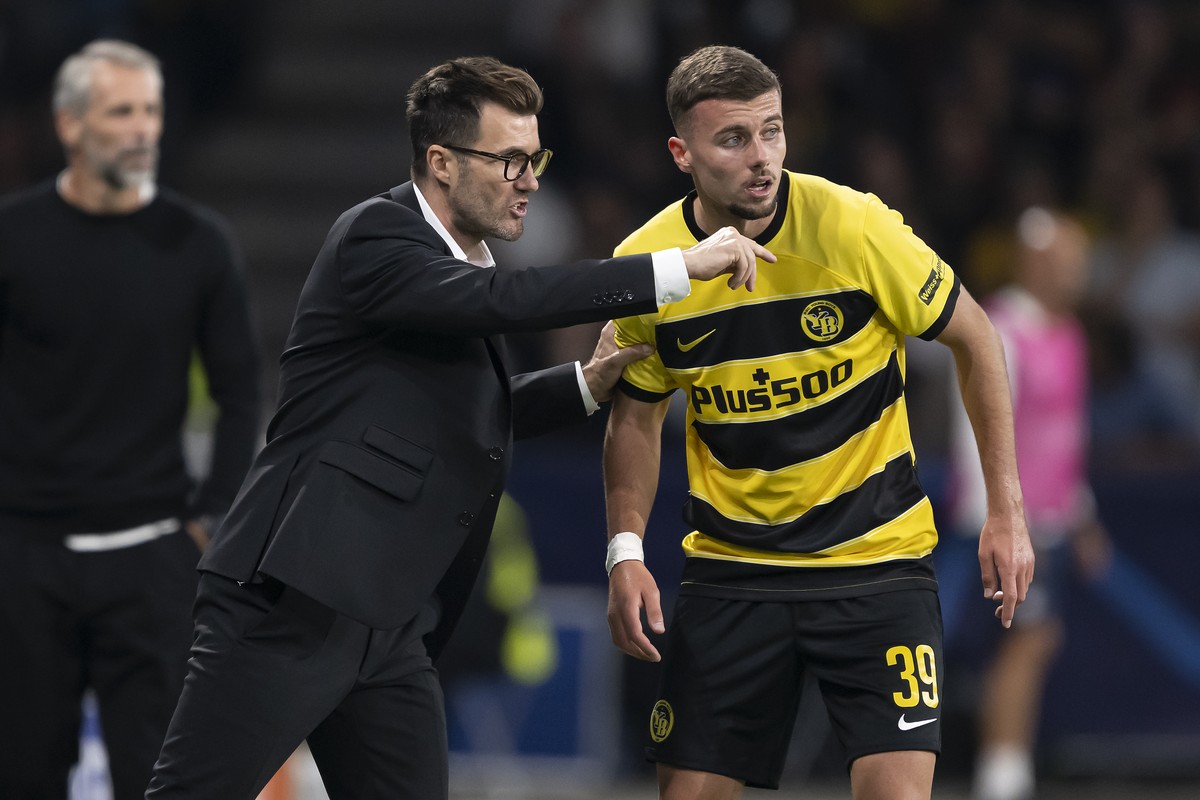 YB's head coach Raphael Wicky, left, speaks with YB's Darian Males, right, during the Champions League group G soccer match between BSC Young Boys and RB Leipzig, at the Wankdorf stadium, in ...
