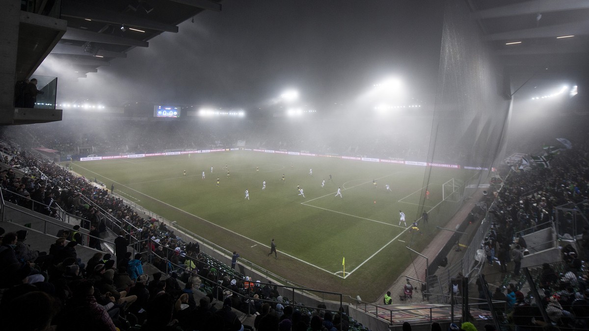 Overview of the Europa League soccer match between Switzerland's FC St. Gallen and Swansea City at the AFG Arena in St. Gallen, Switzerland, December 12, 2013.(KEYSTONE/Ennio Leanza)