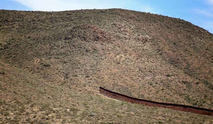 Building a wall along the U.S.- Mexico border has been a contentious subject in this year&#039;s U.S. presidential election. In parts of California and Arizona, a wall already exists. It runs across r ...