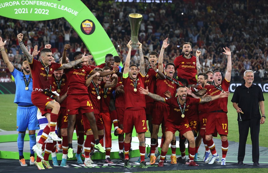 epa09975896 Lorenzo Pellegrini (C) of Roma lifts the trophy as his teammates celebrate after winning the UEFA Europa Conference League final between AS Roma and Feyenoord Rotterdam at National Arena i ...