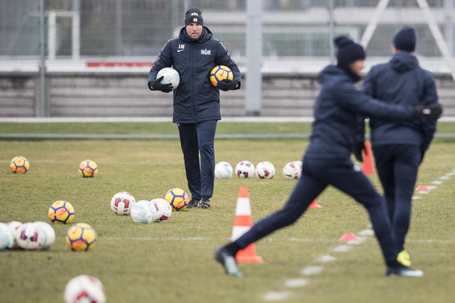 Cheftrainer Ludovic Magnin spricht zu seinen Spielern im Training vom FC Zuerich auf der Brunau in Zuerich vor, aufgenommen am Mittwoch, 21. Februar 2018. (KEYSTONE/Ennio Leanza)