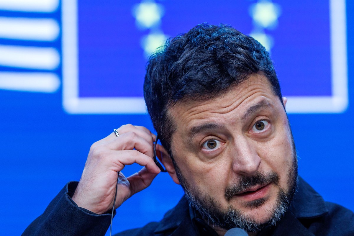 epa13309157 Ukrainian President Volodymyr Zelensky addresses a press conference on the second day of a two-day European Council summit in Brussels, Belgium, 16 October 2026. European Union (EU) heads  ...