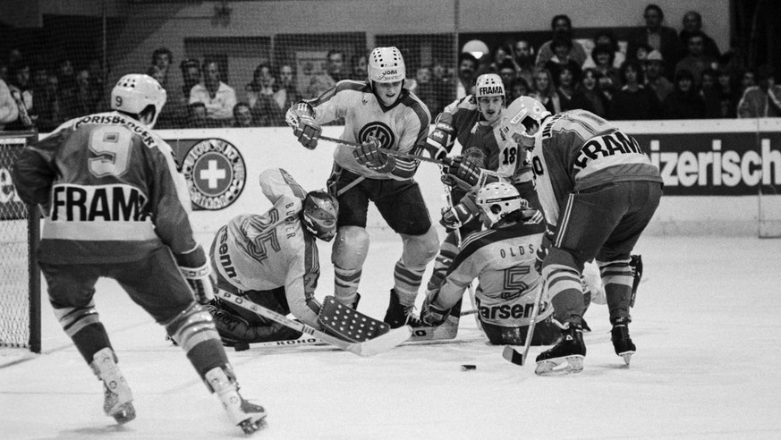 HCD-Goalie Richard Bucher und seine Verteidiger wehren einen Langnauer Angriff ab, aufgenommen am 30. September 1980 in Langnau beim Nationalliga A Meisterschaftsspiel des SC Langnau gegen den HC Davo ...