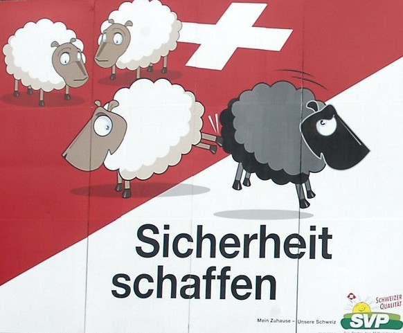 Zwei SVP Wahlplakate aufgenommen am Donnerstag, 6. September 2007 an der Bahnhofzufahrt in Bern. Diese Plakate sind umstritten, weil sie unter Umstaenden gegen das Antirassismusgesetz verstossen. (KEY ...