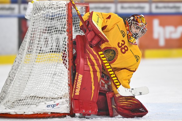 Der Langnauer Torhueter Stephane Charlin macht dicht, im Eishockey-Qualifikationsspiel der National League (NL) zwischen dem HC Davos und den SCL Tigers, am Mittwoch, 18. Dezember 2024, im Eisstadion  ...